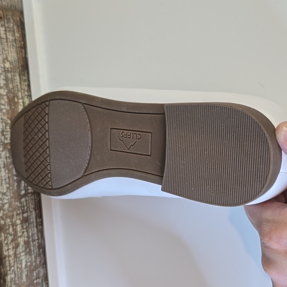 NWT Cliffs Women's White Loafers with Gold Accent, Size 10 Wide - Picture 3 of 4